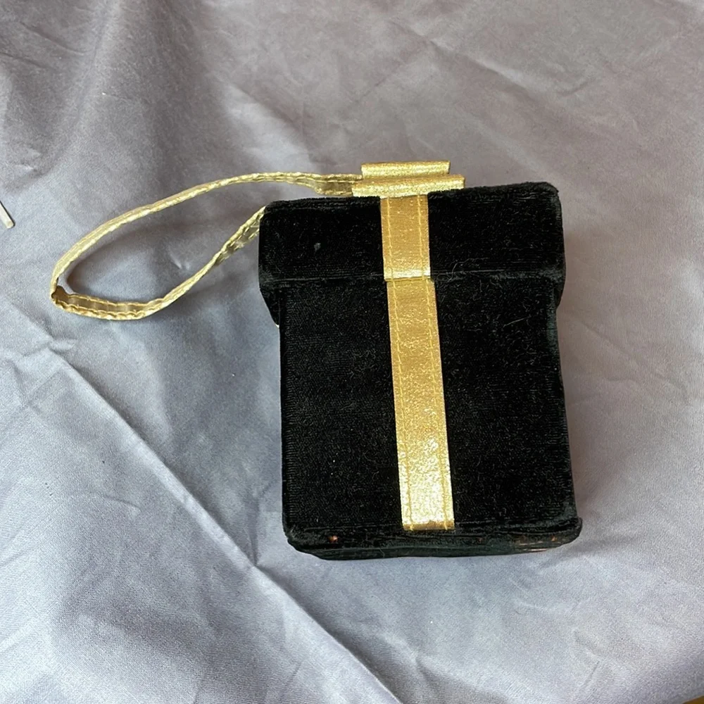 Gold tone necklace and gift box